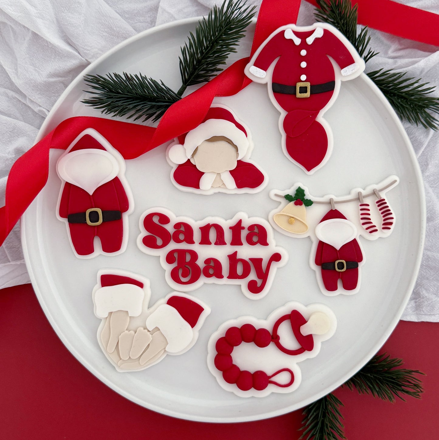 Santa‘s Hände mit Babyfüßen