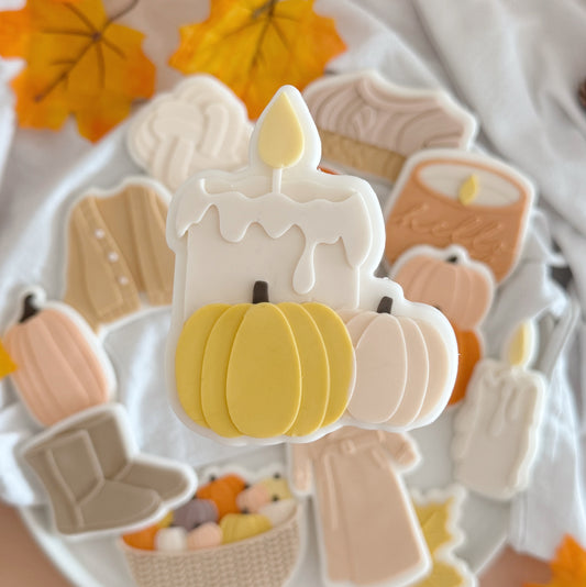 Kerze mit Kürbissen